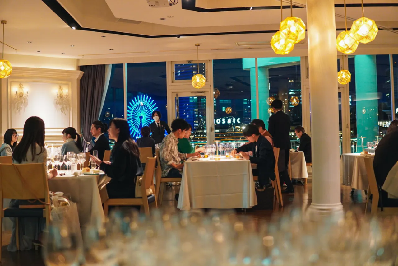 オーシャン×相楽園　コラボディナー　夜店内